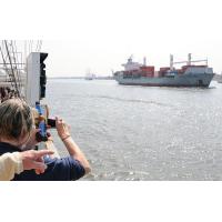 3900_2949 Einlaufparade beim Hamburger Hafengeburtstag - auf der Elbe fährt ein Containerschiff stro | 